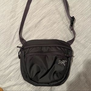 Arc’teryx mantis 2 waistpack in pilot color